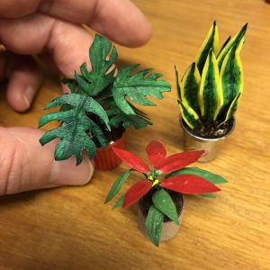Kasvit on tehty maalarinteipistä ja metallilangasta Käsintehdyt miniatyyrikasvit