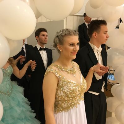 Lukiolaisia vanhojentansseissa