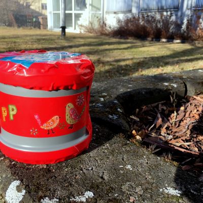 Plastburken Pelle-Plast Österbotten i Svenska Yles kampanj Älskade plast. Cylinderformad plastburk som innehåller en sändare.