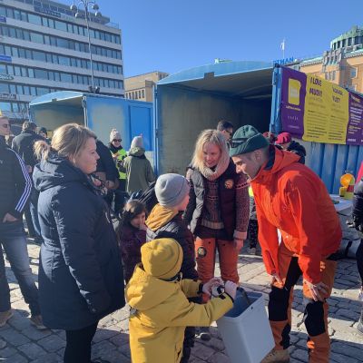 Buu-klubbens programledare på plats på evenemanget Älskade plast på Vasa torg.