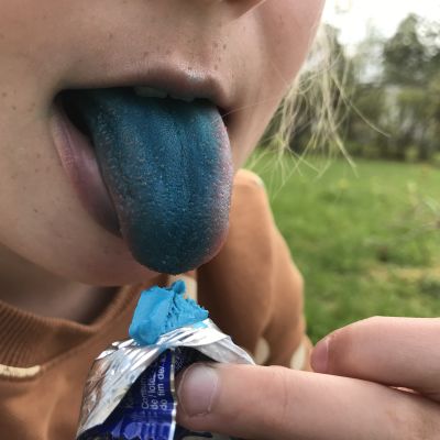Lapsen sininen kieli Dipper-karkin syömisen jälkeen.