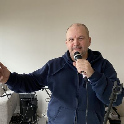 Pekka Perttunen laulaa karaokea fb-ryhmässä kotonaan 26.4.2021.