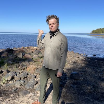 Muusikko Jukka Takalo seisoo Perämeren rannalla Oulun Martinniemessä.