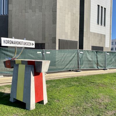 Rovaniemen kaupungintalon edustalla on betoniporsas, johon on kiinnitetty kyltti Koronarokotukseen