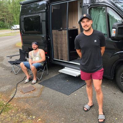 Jakob Sundqvist ja Tuomas Karjalainen matkailuvaunuilemassa Ruisslossa.