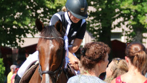 Maria Sandberg från Ghost riders får sitt pris. En ryttare tar emot ett pris efter en tävling.