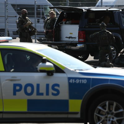 Polisbilar och poliser utanför Hällbyanstalten i Eskilstuna där två kriminalvårdare togs som gisslan av beväpnade fångar.