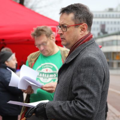 SDP:n kansanedustaja Mika Kari kuuntelee asukkaita demareiden teltan edustalla Lahden keskustassa.