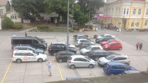 Gustav Wasas gata vid Rådhustorget hette Nikolajgatan under ryska tiden. Bilar som står parkerade huller om buller på Ekenäs torg.