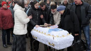 Kriget i östra Ukraina fortsätter att skörda oskyldiga liv. Senast dödades en femårig pojke i en explosion den separatistkontrollerade staden Jenakijeve. Gråtande männsikor står samlade kring en liten kista