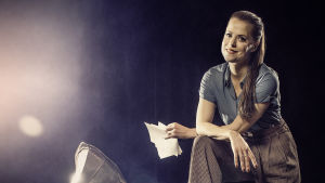 Mellan låtarna berättar Emma Klingenberg om hur hon i Tove Janssons arkiv hittar den ena överraskningen efter den andra. Skådespelaren Emma Klingenberg står på ett scengolv bredvid en grammofonspelare. På golvet ligger gamla papper kringströdda.
