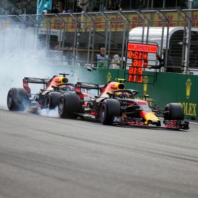Daniel Ricciardo kör in i Max Verstappen