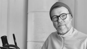 Förutom att tala gillar Kjell Wikström att spela bas. Kjell Wikström är gäst i podcasten Slow City Podcast.