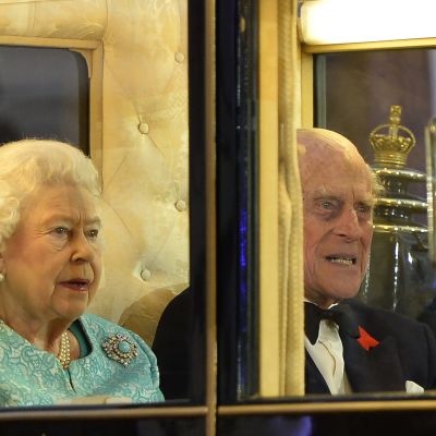 Kuningatar Elisabet II ja prinssi Philip saapuivat juhlailtaan hevosvaunuilla.