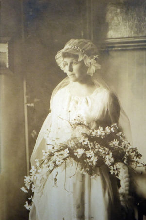 Kerstin Eklundh som allvarlig brud i inbördeskrigets Finland. Kerstin Eklundh som brud år 1918.