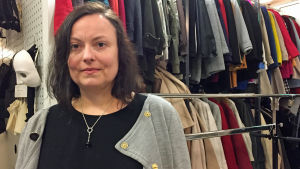Svenska Yle stöder hellre tv-serier än långfilm, säger Charlotte Sundström. Charlotte Sundström är Svenska Yles ansvariga producent för kultur, drama och dokumentärer.