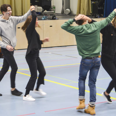Grankullaeleverna (fr.v.) Alex Federley, Oona Koskenvesa, Jonny Donner och Ellen Eskelin tränar på dansstegen dagen innan gammeldansen.