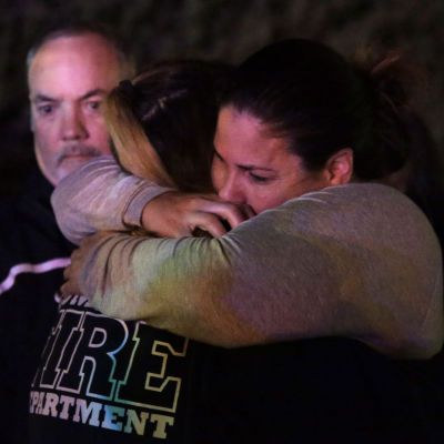 Två personer kramar varandra utanför baren där 13 personer skjutits ihjäl i Thousand Oaks.
