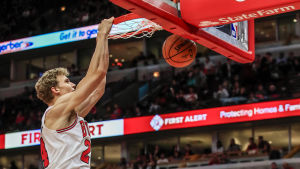 BOOMSHAKALAKA - Lauri Markkanen dunkar för Bulls, som idag inte längre väcker samma skräck i motståndarlagen Lauri Markkanen dunkar bollen.