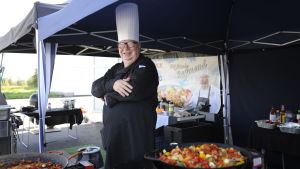 Raymond Wesander på en grilltillställning i Närpes Raymond Wesander i kockmössa står vid utegrillen