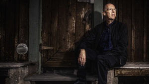 Robert Åsbackas färska roman handlar om författarkollegan R.R. Eklund. Författaren Robert Åsbacka
