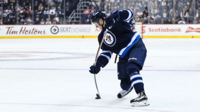 Patrik Laine skjuter ett slagskott.