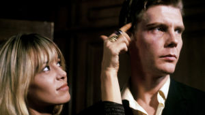 Anita Pallenberg ja James Fox elokuvassa Performance (1970).