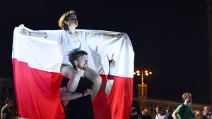 Oppositionsanhängare i Belarus demonstrerar mot landets omtvistade presidentval i huvudstaden Minsk den 18 augusti. Bland demonstranterna finns många belarusier som är bosatta utomlands. Oppositionsanhängare demonstrerar mot landets omtvistade presidentval i Belarus huvudstad Minsk den 18 augusti.