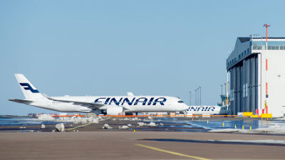 Finnairs plan som står på Helsingfors-Vanda flygplats.