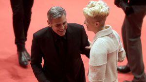 George Clooney och Tilda Swinton på röda mattan i Berlin. George Clooney och Tilda Swinton på röda mattan.