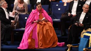Sara Danius färgstarka klänning drog blickarna till sig då hon satt på scenen under Nobelgalan tillsammans med de andra medlemmarna i Nobelstiftelsen.