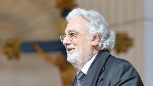 Plácido Domingo delar ut pris i Mikaelsförsamling. Den spanska tenoren och dirigenten Placido Dominigo medverkar vid påvens mottagning i Vatikanstaten i mars 2016.