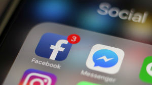 Informationspåverkan har blivit vanligare bland annat till följd av de sociala mediernas framfart. Facebook-ikonen på en mobiltelefon.