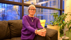 Maria Romantschuk drog Radio Mellannylands första sändning, och har ofta besökt studion i andra egenskaper sedan dess. Maria Romantschuck är ny programchef på Hanaholmen.