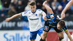 Simon Skrabb spelar klubbfotboll i IFK Norrköping. IFK Norrköpings Simon Skrabb i duell med Sirius-spelaren Niklas Busch Thor.