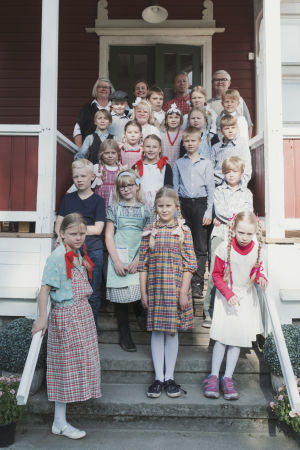 Tack för besöket, årskurs 3 i Tervakoski skola! Skoklass i 50-talskläder poserar på trappa.