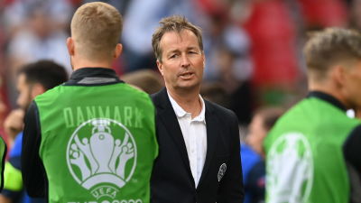 Kasper Hjulmand instruerar avbytare.