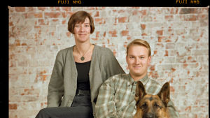 Ur familjealbumet. Camilla Roos och Stefan Norrlin är inte biologiska syskon, men har vuxit upp i samma familj och delar intresset för hundar och gamla bilar. Camilla Roos och Stefan Norrlin på en fotostudiobild tillsammans med en schäfer.
