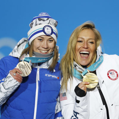 Enni Rukajärvi, Jamie Anderson och Laurie Blouin med sina OS-medaljer i slopestyle.