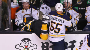 Rasmus Ristolainen är en flitig tacklare. Rasmus Ristolainen (Sabres) tacklar Frank Vatrano (Bruins) in i Sabres bytesbänk.