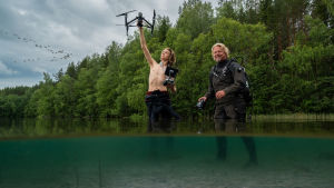 Isä ja poika, Petteri ja Antti Saario kurkistavat uudessa sarjassa veden valtakuntaan.