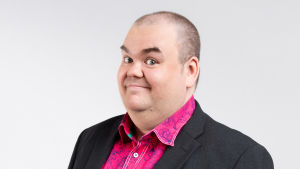 Johan Lindroos är numera musikchef på Yle Radio Suomi. Johan Lindroos håller koll på UMK och Eurovision-tävlingarna även i år.