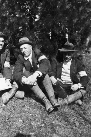 Erik Grotenfelt (i mitten) tillsammans med två kamrater i Västankvarn i Ingå. Erik Grotenfelt och några andra vitgardister i Västankvarn i Ingå i maj 1918.