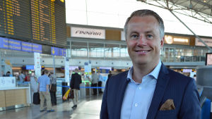Marcus Rantala (SFP) är glad över att den svenska skoladministrationen förblir svensk i Helsingfors. Marcus Rantala poserar i Terminal 2 på Helsingfors-Vanda flygplats.