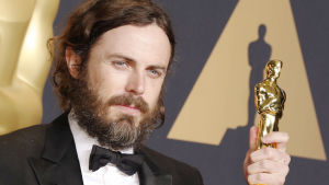 Affleck med sin Oscarsstatyett 2017 Casey Affleck med sin Oscarssatyett år 2017.