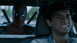 Taxidriver? Dopinder (Karan Soni) kör hårt. Taxichauffören Dopinder kör bil med Deadpool i baksätet.