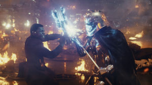 Finn (John Boyega) har även nu en betydelsefull roll. Finn (John Boyega) slåss mot Captain Phasma.