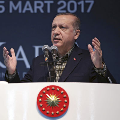 Turkiets president Recep Tayyip Erdogan talar på en valtillställning i Istanbul 5 mars 2017.