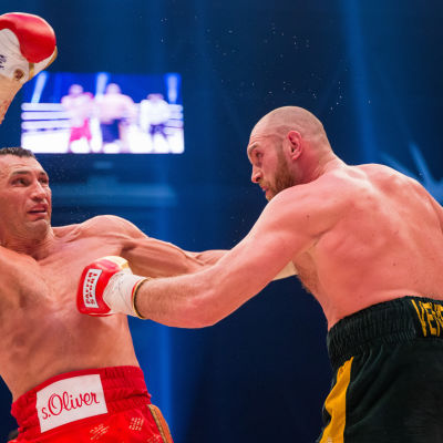 Tyson Fury (t.h.) besegrar världsmästaren Volodymyr Klytjko i titelmatch i Dûsseldorf.