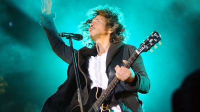 Soundgardens Chris Cornell som spelar gitarr
